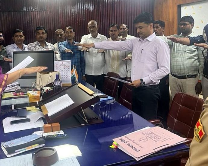 KOTPUTLI-BEHROR: कोटपूतली में मनाई पटेल जयंती, पुलिस अधीक्षक की मौजूदगी में कलेक्टर ने दिलाई अधिकारियों-कर्मचारियों को राष्ट्रीय एकता की शपथ KOTPUTLI-BEHROR: कोटपूतली में मनाई पटेल जयंती, पुलिस अधीक्षक की मौजूदगी में कलेक्टर ने दिलाई अधिकारियों-कर्मचारियों को राष्ट्रीय एकता की शपथ