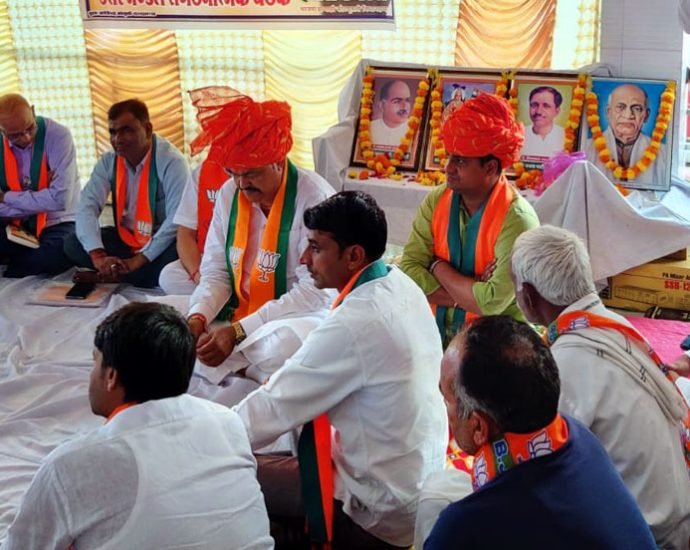 KOTPUTLI-BEHROR: भाजपा उत्तर मंडल की बैठक आयोजित, जिलाध्यक्ष ने प्रत्याशी को जिताने के लिए दिए मंत्र KOTPUTLI-BEHROR: भाजपा उत्तर मंडल की बैठक आयोजित, जिलाध्यक्ष ने प्रत्याशी को जिताने के लिए दिए मंत्र