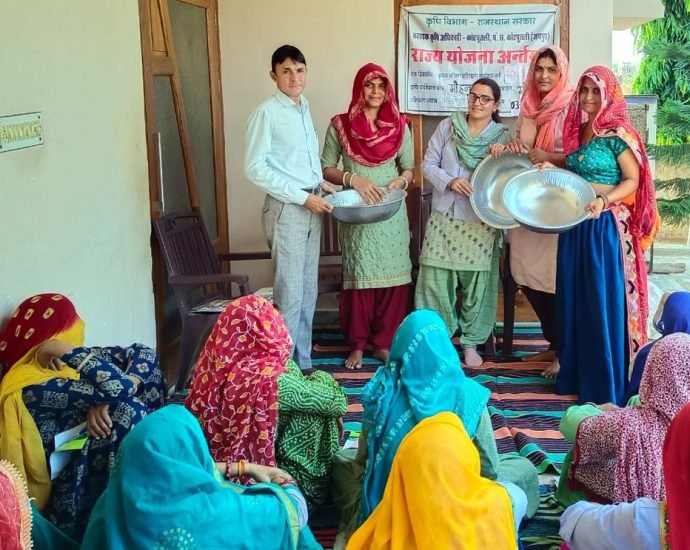 कोटपूतली: प्रशिक्षण शिविर में महिलाओं को दी कृषि विभाग की योजनाओं की जानकारी, राज्य योजनांतर्गत एक दिवसीय प्रशिक्षण शिविर आयोजित कोटपूतली: प्रशिक्षण शिविर में महिलाओं को दी कृषि विभाग की योजनाओं की जानकारी, राज्य योजनांतर्गत एक दिवसीय प्रशिक्षण शिविर आयोजित