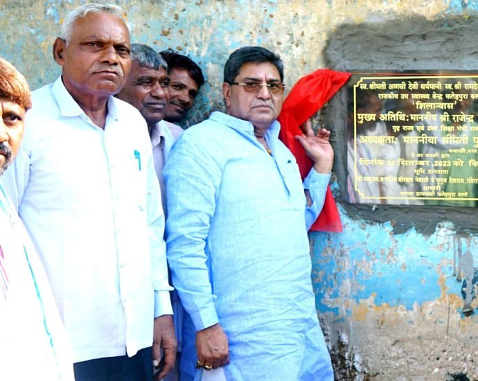 कोटपूतली: भामाशाहों के सहयोग के बिना सर्वागींण विकास मुश्किल-गृह राज्यमंत्री, दान में मिली भूमि पर मंत्री राजेन्द्र सिंह यादव ने राजकीय उप स्वास्थ्य केन्द्र भवन का शिलान्यास किया कोटपूतली: भामाशाहों के सहयोग के बिना सर्वागींण विकास मुश्किल-गृह राज्यमंत्री, दान में मिली भूमि पर मंत्री राजेन्द्र सिंह यादव ने राजकीय उप स्वास्थ्य केन्द्र भवन का शिलान्यास किया