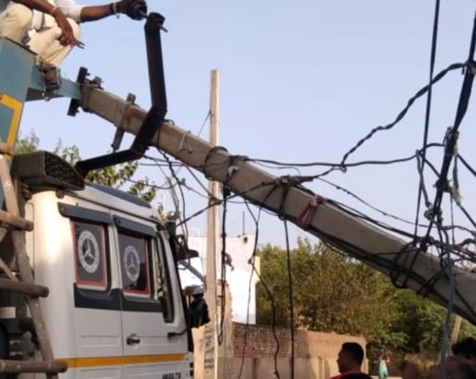 KOTPUTLI: कोटपूतली के भौजावास में करंट की चपेट में आने से भैंस की मौत, ट्रक ने विद्युत पोल को मारी टक्कर, मौके पर एकत्र हुई बड़ी संख्या में भीड़ KOTPUTLI: कोटपूतली के भौजावास में करंट की चपेट में आने से भैंस की मौत, ट्रक ने विद्युत पोल को मारी टक्कर, मौके पर एकत्र हुई बड़ी संख्या में भीड़