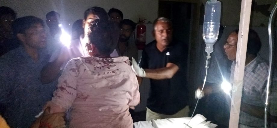 कोटपूतली: जिला अस्पताल में बत्ती गुल, दुर्घटनाग्रस्त युवकों का मोबाइल टॉर्च की रोशनी में उपचार, परिजनों ने किया हंगामा कोटपूतली: जिला अस्पताल में बत्ती गुल, दुर्घटनाग्रस्त युवकों का मोबाइल टॉर्च की रोशनी में उपचार, परिजनों ने किया हंगामा