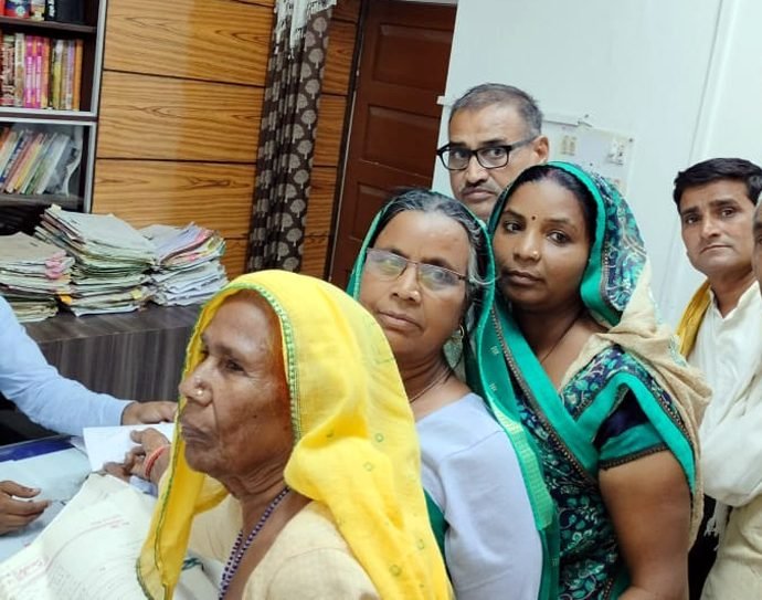 कोटपूतली: 53 दिनों तक धरना-प्रदर्शन और 78 घंटे तक किया आमरण अनशन, लेकिन नहीं हुई कोई कार्रवाई, एक बार फिर अफसरों को सौंपा ज्ञापन, पुन: दी आंदोलन की चेतावनी कोटपूतली: 53 दिनों तक धरना-प्रदर्शन और 78 घंटे तक किया आमरण अनशन, लेकिन नहीं हुई कोई कार्रवाई, एक बार फिर अफसरों को सौंपा ज्ञापन, पुन: दी आंदोलन की चेतावनी