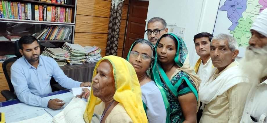 कोटपूतली: 53 दिनों तक धरना-प्रदर्शन और 78 घंटे तक किया आमरण अनशन, लेकिन नहीं हुई कोई कार्रवाई, एक बार फिर अफसरों को सौंपा ज्ञापन, पुन: दी आंदोलन की चेतावनी कोटपूतली: 53 दिनों तक धरना-प्रदर्शन और 78 घंटे तक किया आमरण अनशन, लेकिन नहीं हुई कोई कार्रवाई, एक बार फिर अफसरों को सौंपा ज्ञापन, पुन: दी आंदोलन की चेतावनी