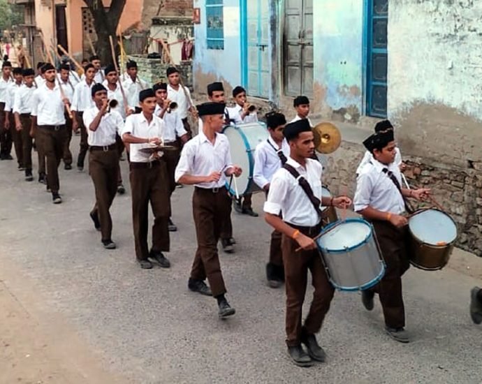 KOTPUTLI: कोटपूतली के नारेहड़ा-खडब में राष्ट्रीय स्वयंसेवक संघ का पथ संचलन, स्वयंसेवकों ने मिलाया कदमताल, ग्रामीणों ने की पुष्प वर्षा KOTPUTLI: कोटपूतली के नारेहड़ा-खडब में राष्ट्रीय स्वयंसेवक संघ का पथ संचलन, स्वयंसेवकों ने मिलाया कदमताल, ग्रामीणों ने की पुष्प वर्षा