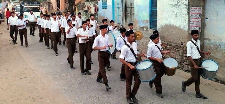 KOTPUTLI: कोटपूतली के नारेहड़ा-खडब में राष्ट्रीय स्वयंसेवक संघ का पथ संचलन, स्वयंसेवकों ने मिलाया कदमताल, ग्रामीणों ने की पुष्प वर्षा KOTPUTLI: कोटपूतली के नारेहड़ा-खडब में राष्ट्रीय स्वयंसेवक संघ का पथ संचलन, स्वयंसेवकों ने मिलाया कदमताल, ग्रामीणों ने की पुष्प वर्षा