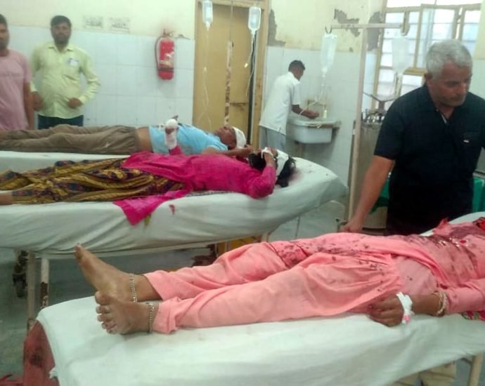 KOTPUTLI: कोटपूतली के भैंसलाना गांव में हुई दो पक्षों में मारपीट, तीन महिलाओं सहित कुल आधा दर्जन लोग जख्मी KOTPUTLI: कोटपूतली के भैंसलाना गांव में हुई दो पक्षों में मारपीट, तीन महिलाओं सहित कुल आधा दर्जन लोग जख्मी