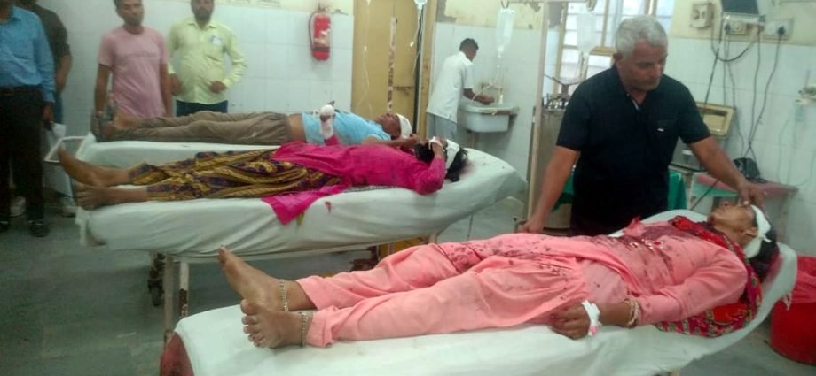 KOTPUTLI: कोटपूतली के भैंसलाना गांव में हुई दो पक्षों में मारपीट, तीन महिलाओं सहित कुल आधा दर्जन लोग जख्मी KOTPUTLI: कोटपूतली के भैंसलाना गांव में हुई दो पक्षों में मारपीट, तीन महिलाओं सहित कुल आधा दर्जन लोग जख्मी