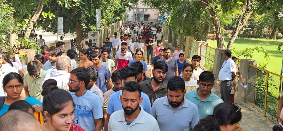 RAS Pre Exam: कोटपूतली-बहरोड़ जिले में 3827 अभ्यर्थी रहे अनुपस्थित, कुल 10 हजार 104 अभ्यर्थियों ने दी परीक्षा RAS Pre Exam: कोटपूतली-बहरोड़ जिले में 3827 अभ्यर्थी रहे अनुपस्थित, कुल 10 हजार 104 अभ्यर्थियों ने दी परीक्षा