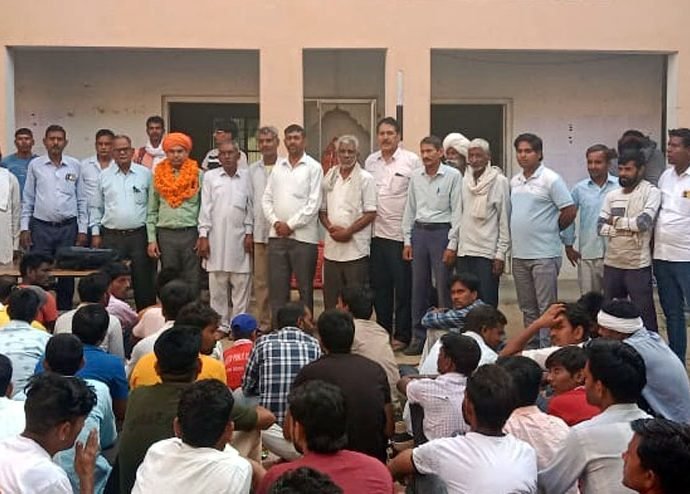 KOTPUTLI: कोटपूतली में टूल-किट लेने के लिए उमड़ा कुंभकारों का सैलाब, मिट्टी कला से जुड़े 108 दस्तकारों को बांटे औजार KOTPUTLI: कोटपूतली में टूल-किट लेने के लिए उमड़ा कुंभकारों का सैलाब, मिट्टी कला से जुड़े 108 दस्तकारों को बांटे औजार