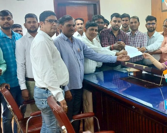 Kotputli: निदेशालय गठन का विरोध, मंत्रालयिक कर्मचारियों ने जिला कलेक्टर को सौंपा ज्ञापन, बोले-कार्य होंगे प्रभावित Kotputli: निदेशालय गठन का विरोध, मंत्रालयिक कर्मचारियों ने जिला कलेक्टर को सौंपा ज्ञापन, बोले-कार्य होंगे प्रभावित