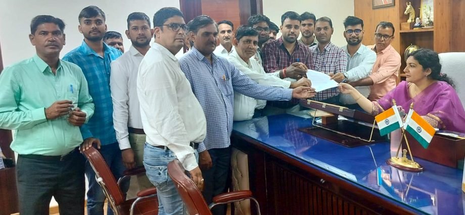 Kotputli: निदेशालय गठन का विरोध, मंत्रालयिक कर्मचारियों ने जिला कलेक्टर को सौंपा ज्ञापन, बोले-कार्य होंगे प्रभावित Kotputli: निदेशालय गठन का विरोध, मंत्रालयिक कर्मचारियों ने जिला कलेक्टर को सौंपा ज्ञापन, बोले-कार्य होंगे प्रभावित