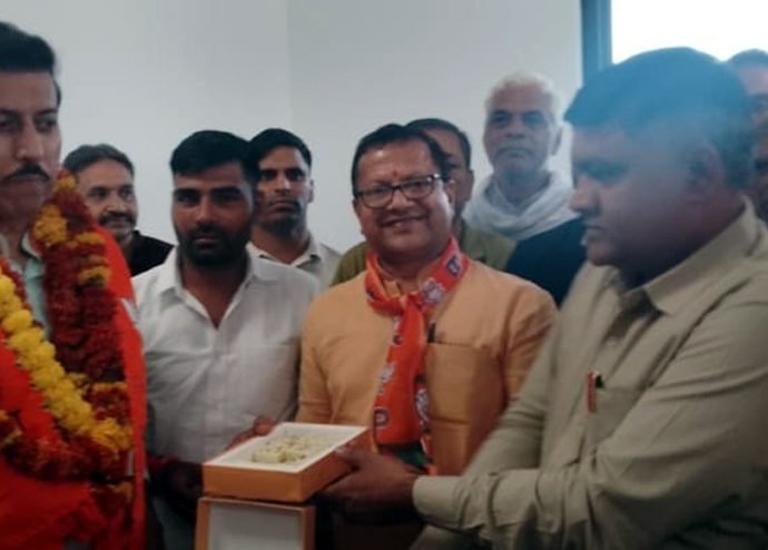 KOTPUTLI-BEHROR: जयपुर के झोटवाड़ा विधानसभा क्षेत्र से भाजपा प्रत्याशी बने कर्नल राज्यवर्धन सिंह राठौड़ का किया स्वागत, दी जीत की शुभकामनाएं KOTPUTLI-BEHROR: जयपुर के झोटवाड़ा विधानसभा क्षेत्र से भाजपा प्रत्याशी बने कर्नल राज्यवर्धन सिंह राठौड़ का किया स्वागत, दी जीत की शुभकामनाएं