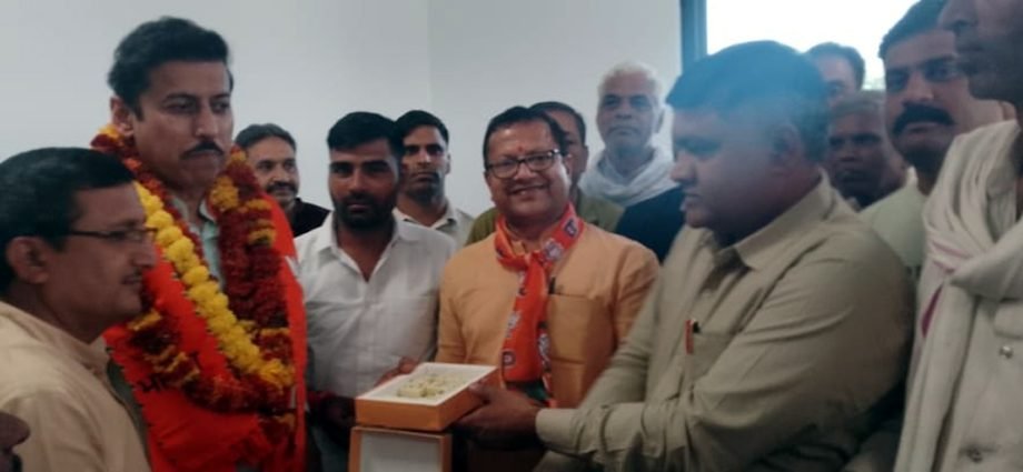 KOTPUTLI-BEHROR: जयपुर के झोटवाड़ा विधानसभा क्षेत्र से भाजपा प्रत्याशी बने कर्नल राज्यवर्धन सिंह राठौड़ का किया स्वागत, दी जीत की शुभकामनाएं KOTPUTLI-BEHROR: जयपुर के झोटवाड़ा विधानसभा क्षेत्र से भाजपा प्रत्याशी बने कर्नल राज्यवर्धन सिंह राठौड़ का किया स्वागत, दी जीत की शुभकामनाएं