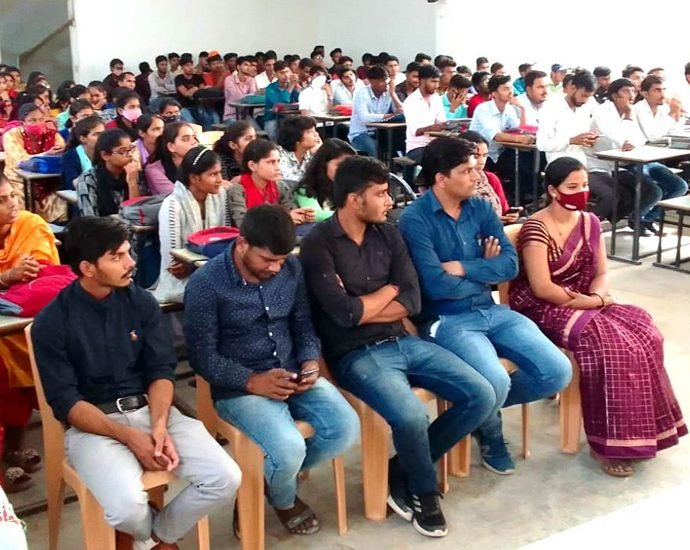 KOTPUTLI-BEHROR: कोटपूतली के हंस लॉ कॉलेज में मतदाता जागरुकता मिशन को लेकर कार्यशाला का आयोजन KOTPUTLI-BEHROR: कोटपूतली के हंस लॉ कॉलेज में मतदाता जागरुकता मिशन को लेकर कार्यशाला का आयोजन