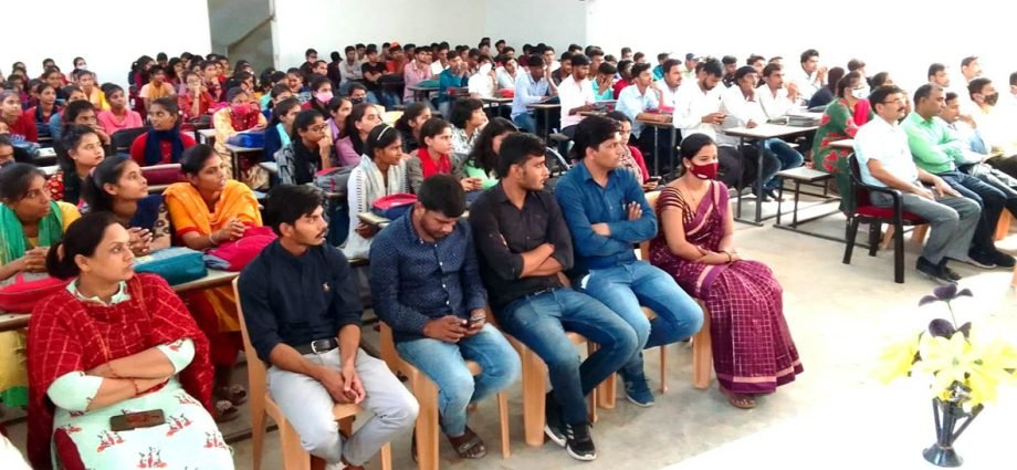 KOTPUTLI-BEHROR: कोटपूतली के हंस लॉ कॉलेज में मतदाता जागरुकता मिशन को लेकर कार्यशाला का आयोजन KOTPUTLI-BEHROR: कोटपूतली के हंस लॉ कॉलेज में मतदाता जागरुकता मिशन को लेकर कार्यशाला का आयोजन