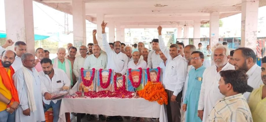 कोटपूतली: फल सब्जी मंडी व्यापारियों ने मनाई गांधी और शास्त्री की जयंती, दी भावभीनी श्रद्धांजलि, उनके समर्पण, त्याग और बलिदान को याद किया कोटपूतली: फल सब्जी मंडी व्यापारियों ने मनाई गांधी और शास्त्री की जयंती, दी भावभीनी श्रद्धांजलि, उनके समर्पण, त्याग और बलिदान को याद किया
