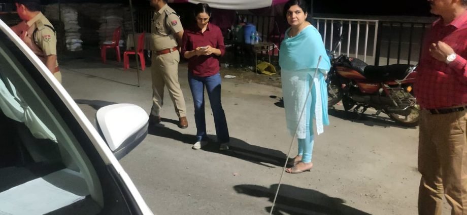 KOTPUTLI-BEHROR: रात 12 बजे अचानक हरियाणा बॉर्डर पर पहुंची कलेक्टर-एसपी, आदर्श आचार संहिता की अनुपालना में मध्य रात्रि को किया भ्रमण, कलेक्टर ने कहा- अवैध शराब व अन्य मादक पदार्थों की बिक्री और परिवहन की रोकथाम के लिए करें संयुक्त कार्यवाही KOTPUTLI-BEHROR: रात 12 बजे अचानक हरियाणा बॉर्डर पर पहुंची कलेक्टर-एसपी, आदर्श आचार संहिता की अनुपालना में मध्य रात्रि को किया भ्रमण, कलेक्टर ने कहा- अवैध शराब व अन्य मादक पदार्थों की बिक्री और परिवहन की रोकथाम के लिए करें संयुक्त कार्यवाही