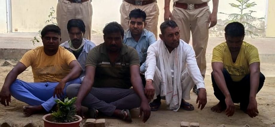 KOTPUTLI: विधानसभा चुनाव- आचार संहिता लागू हुई तो सरुंड थाना पुलिस ने शुरु की अवैध शराब के विरुद्ध कार्रवाई, कारोबार में लिप्त चार लोग गिरफ्तार, अवैध हथकड़ शराब जब्त, 200 लीटर वाश भी नष्ट किया KOTPUTLI: विधानसभा चुनाव- आचार संहिता लागू हुई तो सरुंड थाना पुलिस ने शुरु की अवैध शराब के विरुद्ध कार्रवाई, कारोबार में लिप्त चार लोग गिरफ्तार, अवैध हथकड़ शराब जब्त, 200 लीटर वाश भी नष्ट किया