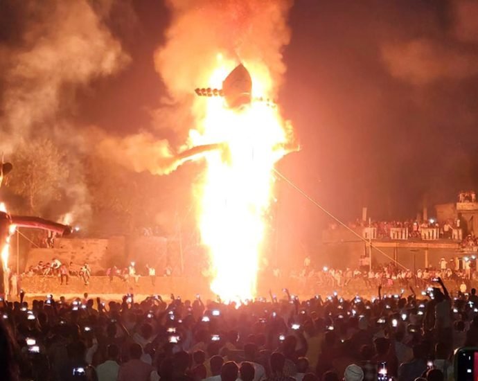 KOTPUTLI-BEHROR: जला दशानन धूं-धूं कर…….बुराई पर अच्छाई की विजय का प्रतीक दशहरा पर्व संपन्न, जलते पुतले को देखने उमड़ी भारी भीड़ KOTPUTLI-BEHROR: जला दशानन धूं-धूं कर…….बुराई पर अच्छाई की विजय का प्रतीक दशहरा पर्व संपन्न, जलते पुतले को देखने उमड़ी भारी भीड़