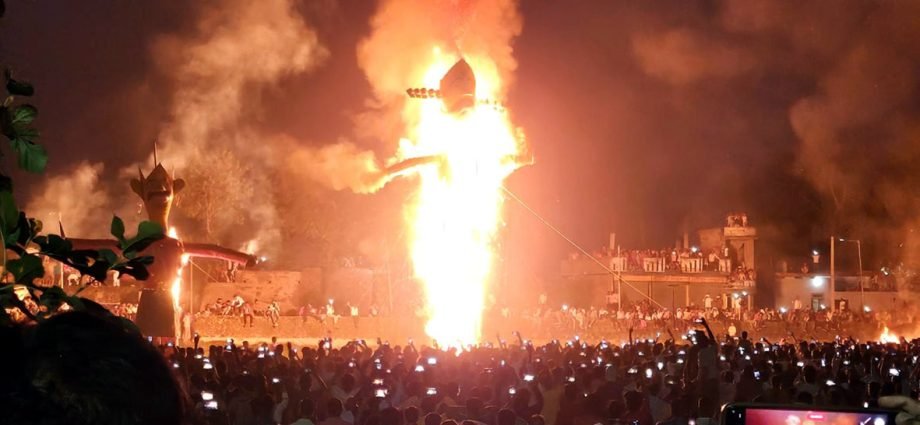 KOTPUTLI-BEHROR: जला दशानन धूं-धूं कर…….बुराई पर अच्छाई की विजय का प्रतीक दशहरा पर्व संपन्न, जलते पुतले को देखने उमड़ी भारी भीड़ KOTPUTLI-BEHROR: जला दशानन धूं-धूं कर…….बुराई पर अच्छाई की विजय का प्रतीक दशहरा पर्व संपन्न, जलते पुतले को देखने उमड़ी भारी भीड़