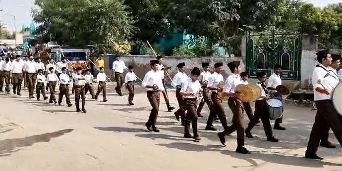 KOTPUTLI-BEHROR: RSS Path Movement on Vijayadashami- राष्ट्रीय स्वयंसेवक संघ के पथ संचलन में दिखा अनुशासन, कदम से कदम मिलाकर घोष की धुन के साथ पथ संचलन करते निकले स्वयंसेवक