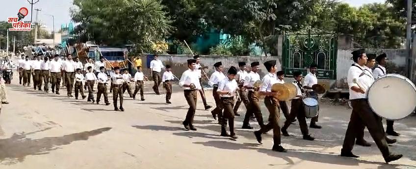 KOTPUTLI-BEHROR: RSS Path Movement on Vijayadashami- राष्ट्रीय स्वयंसेवक संघ के पथ संचलन में दिखा अनुशासन, कदम से कदम मिलाकर घोष की धुन के साथ पथ संचलन करते निकले स्वयंसेवक