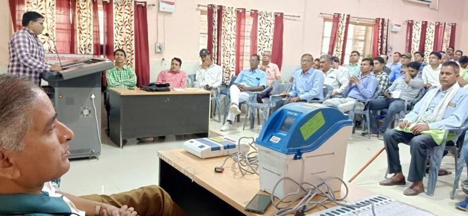 KOTPUTLI: विधानसभा चुनाव की तैयारियां, प्रशिक्षण शिविर में गायब रहे 4 पीठासीन अधिकारी और 1 मतदान अधिकारी (प्रथम), निर्वाचन शाखा ने भेजी कलेक्टर को रिपोर्ट KOTPUTLI: विधानसभा चुनाव की तैयारियां, प्रशिक्षण शिविर में गायब रहे 4 पीठासीन अधिकारी और 1 मतदान अधिकारी (प्रथम), निर्वाचन शाखा ने भेजी कलेक्टर को रिपोर्ट