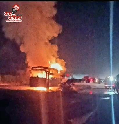 KOTPUTLI-BEHROR: गनीमत रही कि समय पर पा लिया आग पर काबू, बची सवारियों की जान, जयपुर-दिल्ली नेशनल हाईवे पर चलती स्लीपर बस में अचानक लगी आग KOTPUTLI-BEHROR: गनीमत रही कि समय पर पा लिया आग पर काबू, बची सवारियों की जान, जयपुर-दिल्ली नेशनल हाईवे पर चलती स्लीपर बस में अचानक लगी आग