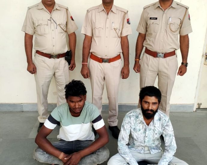 KOTPUTLI-BEHROR: एसपी के दौरे का असर: पुलिस ने बॉर्डर पर लगाई नाकाबंदी पर पकड़े दो अपराधी, चार कारतूस व बाइक जब्त KOTPUTLI-BEHROR: एसपी के दौरे का असर: पुलिस ने बॉर्डर पर लगाई नाकाबंदी पर पकड़े दो अपराधी, चार कारतूस व बाइक जब्त