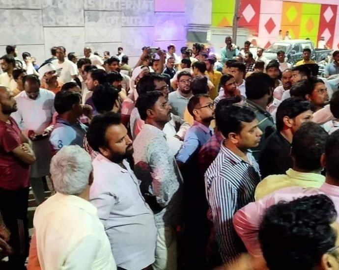 KOTPUTLI: कोटपूतली में भाजपा के भरोसे (प्रत्याशी) पर बढ़ गई बगावत की आशंका, विद्रोह हुआ तो भाजपा की बिगड़ सकती है चुनावी शतरंज की बिसात, हंसराज पटेल को टिकट दिए जाने से खफा मुकेश गोयल निर्दलीय ठोक सकते हैं ताल KOTPUTLI: कोटपूतली में भाजपा के भरोसे (प्रत्याशी) पर बढ़ गई बगावत की आशंका, विद्रोह हुआ तो भाजपा की बिगड़ सकती है चुनावी शतरंज की बिसात, हंसराज पटेल को टिकट दिए जाने से खफा मुकेश गोयल निर्दलीय ठोक सकते हैं ताल