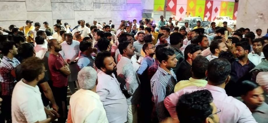 KOTPUTLI: कोटपूतली में भाजपा के भरोसे (प्रत्याशी) पर बढ़ गई बगावत की आशंका, विद्रोह हुआ तो भाजपा की बिगड़ सकती है चुनावी शतरंज की बिसात, हंसराज पटेल को टिकट दिए जाने से खफा मुकेश गोयल निर्दलीय ठोक सकते हैं ताल KOTPUTLI: कोटपूतली में भाजपा के भरोसे (प्रत्याशी) पर बढ़ गई बगावत की आशंका, विद्रोह हुआ तो भाजपा की बिगड़ सकती है चुनावी शतरंज की बिसात, हंसराज पटेल को टिकट दिए जाने से खफा मुकेश गोयल निर्दलीय ठोक सकते हैं ताल