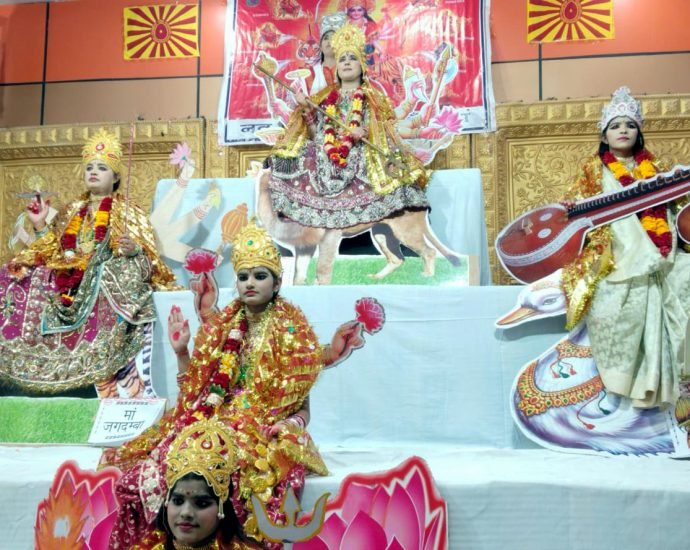 KOTPUTLI-BEHROR: प्रजापिता ब्रम्हाकुमारी ईश्वरीय विश्वविद्यालय के सेवा केन्द्र ने कराए नौ चैतन्य देवियों के साक्षात दर्शन, झांकियों को देखने के लिए उमड़ी भीड़ KOTPUTLI-BEHROR: प्रजापिता ब्रम्हाकुमारी ईश्वरीय विश्वविद्यालय के सेवा केन्द्र ने कराए नौ चैतन्य देवियों के साक्षात दर्शन, झांकियों को देखने के लिए उमड़ी भीड़