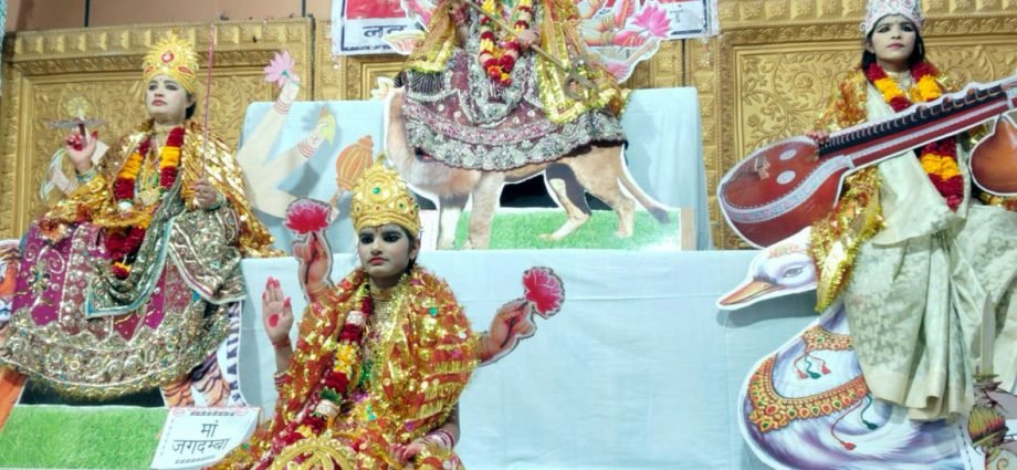 KOTPUTLI-BEHROR: प्रजापिता ब्रम्हाकुमारी ईश्वरीय विश्वविद्यालय के सेवा केन्द्र ने कराए नौ चैतन्य देवियों के साक्षात दर्शन, झांकियों को देखने के लिए उमड़ी भीड़ KOTPUTLI-BEHROR: प्रजापिता ब्रम्हाकुमारी ईश्वरीय विश्वविद्यालय के सेवा केन्द्र ने कराए नौ चैतन्य देवियों के साक्षात दर्शन, झांकियों को देखने के लिए उमड़ी भीड़