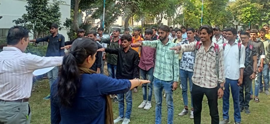 KOTPUTLI-BEHROR: हंस कॉलेज में मतदान जागरुकता कार्यशाला, छात्र-छात्राओं को दिलाई मतदान की शपथ KOTPUTLI-BEHROR: हंस कॉलेज में मतदान जागरुकता कार्यशाला, छात्र-छात्राओं को दिलाई मतदान की शपथ