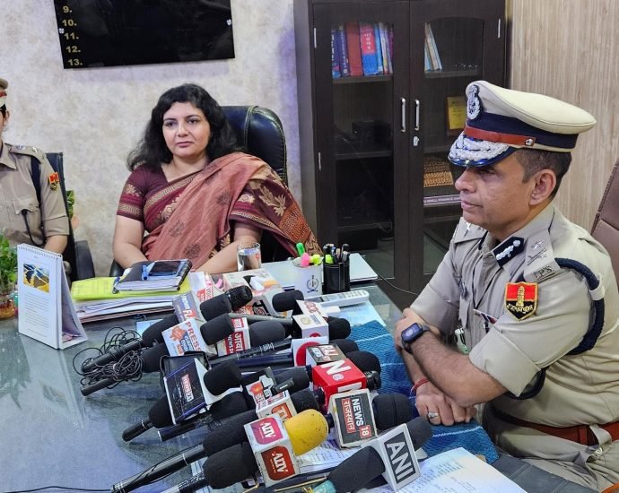 KOTPUTLI: विधानसभा चुनाव 2023- पुलिस महानिरीक्षक उमेशचंद्र दत्ता ने किया कोटपूतली-बहरोड़ जिले का दौरा, कहा-चुनाव में हर परिस्थिति से निपटने के लिए तैयार है पुलिस, हरियाणा बॉर्डर पर बढ़ा दी गई है चौकसी KOTPUTLI: विधानसभा चुनाव 2023- पुलिस महानिरीक्षक उमेशचंद्र दत्ता ने किया कोटपूतली-बहरोड़ जिले का दौरा, कहा-चुनाव में हर परिस्थिति से निपटने के लिए तैयार है पुलिस, हरियाणा बॉर्डर पर बढ़ा दी गई है चौकसी