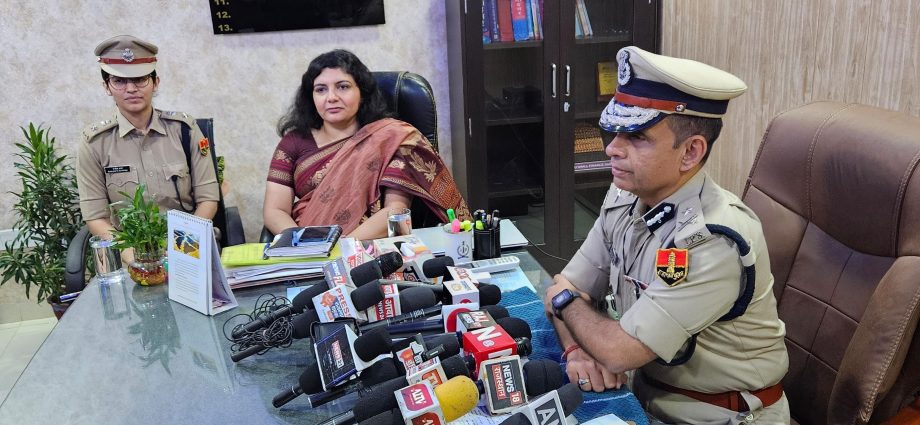 KOTPUTLI: विधानसभा चुनाव 2023- पुलिस महानिरीक्षक उमेशचंद्र दत्ता ने किया कोटपूतली-बहरोड़ जिले का दौरा, कहा-चुनाव में हर परिस्थिति से निपटने के लिए तैयार है पुलिस, हरियाणा बॉर्डर पर बढ़ा दी गई है चौकसी