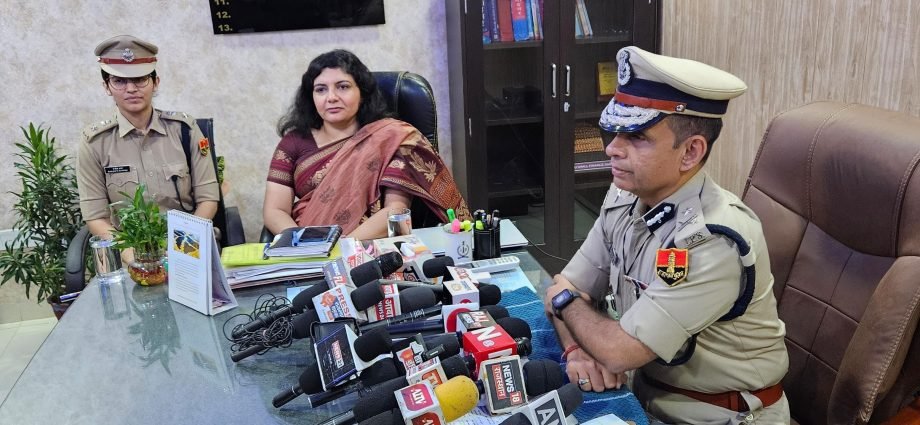 KOTPUTLI: विधानसभा चुनाव 2023- पुलिस महानिरीक्षक उमेशचंद्र दत्ता ने किया कोटपूतली-बहरोड़ जिले का दौरा, कहा-चुनाव में हर परिस्थिति से निपटने के लिए तैयार है पुलिस, हरियाणा बॉर्डर पर बढ़ा दी गई है चौकसी KOTPUTLI: विधानसभा चुनाव 2023- पुलिस महानिरीक्षक उमेशचंद्र दत्ता ने किया कोटपूतली-बहरोड़ जिले का दौरा, कहा-चुनाव में हर परिस्थिति से निपटने के लिए तैयार है पुलिस, हरियाणा बॉर्डर पर बढ़ा दी गई है चौकसी