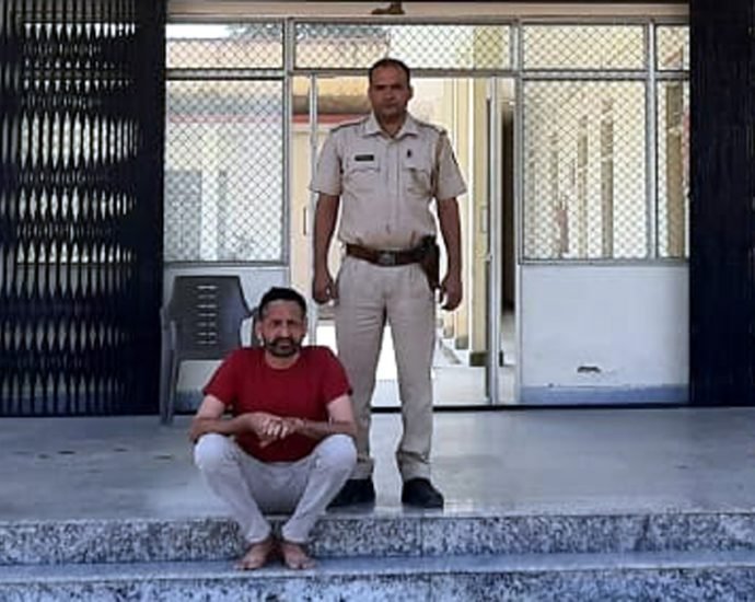 KOTPUTLI-BEHROR: 8 लाख रुपए की ऑडी कार से लेकर जा रहा था 500 रुपए का धारदार हथियार, पुलिस ने कार और हथियार दोनों को जब्त किया KOTPUTLI-BEHROR: 8 लाख रुपए की ऑडी कार से लेकर जा रहा था 500 रुपए का धारदार हथियार, पुलिस ने कार और हथियार दोनों को जब्त किया