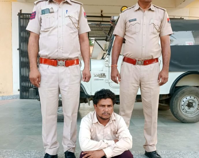 KOTPUTLI-BEHROR: पनियाला थाना पुलिस ने भाग रहे युवक को पीछाकर दबोचा तो पैंट में छिपाया हुआ मिला धारदार छूरा, पुलिस ने आरोपी को किया गिरफ्तार KOTPUTLI-BEHROR: पनियाला थाना पुलिस ने भाग रहे युवक को पीछाकर दबोचा तो पैंट में छिपाया हुआ मिला धारदार छूरा, पुलिस ने आरोपी को किया गिरफ्तार