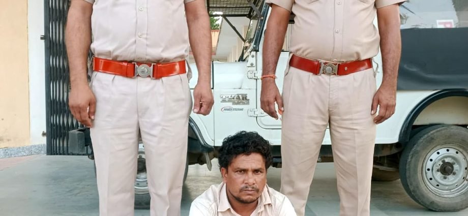 KOTPUTLI-BEHROR: पनियाला थाना पुलिस ने भाग रहे युवक को पीछाकर दबोचा तो पैंट में छिपाया हुआ मिला धारदार छूरा, पुलिस ने आरोपी को किया गिरफ्तार KOTPUTLI-BEHROR: पनियाला थाना पुलिस ने भाग रहे युवक को पीछाकर दबोचा तो पैंट में छिपाया हुआ मिला धारदार छूरा, पुलिस ने आरोपी को किया गिरफ्तार