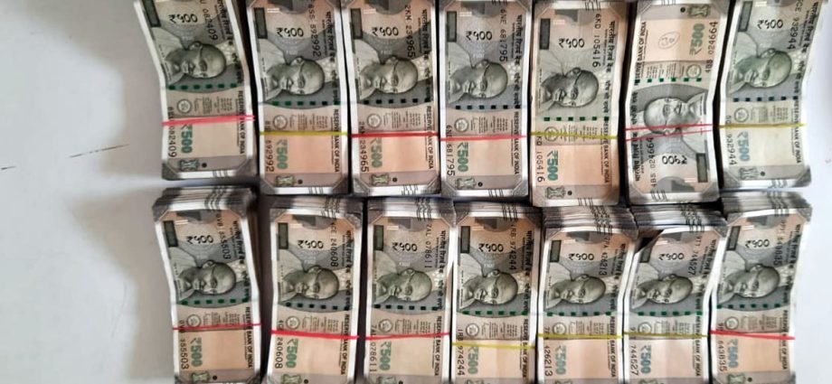 KOTPUTLI-BEHROR: ताबड़तोड़ कार्रवाई….कोटपूतली में हरियाणा सीमा पर पकड़ी 10 लाख 27 हजार रुपए की नकदी, विधानसभा चुनाव को लेकर बेहद सतर्क है पुलिस-प्रशासन KOTPUTLI-BEHROR: ताबड़तोड़ कार्रवाई….कोटपूतली में हरियाणा सीमा पर पकड़ी 10 लाख 27 हजार रुपए की नकदी, विधानसभा चुनाव को लेकर बेहद सतर्क है पुलिस-प्रशासन