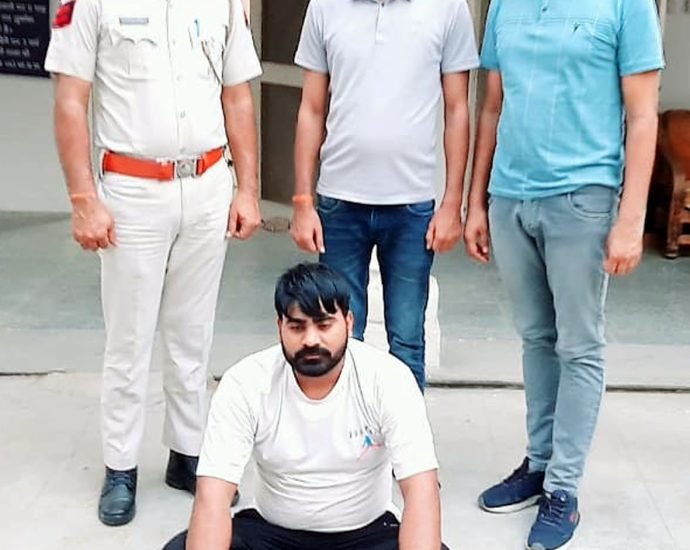KOTPUTLI-BEHROR: कोटपूतली पुलिस ने धारदार छूरा के साथ दबोचा, आरोपी के विरुद्ध विभिन्न थानों में दर्ज हैं आधा दर्जन से अधिक मुकदमे KOTPUTLI-BEHROR: कोटपूतली पुलिस ने धारदार छूरा के साथ दबोचा, आरोपी के विरुद्ध विभिन्न थानों में दर्ज हैं आधा दर्जन से अधिक मुकदमे