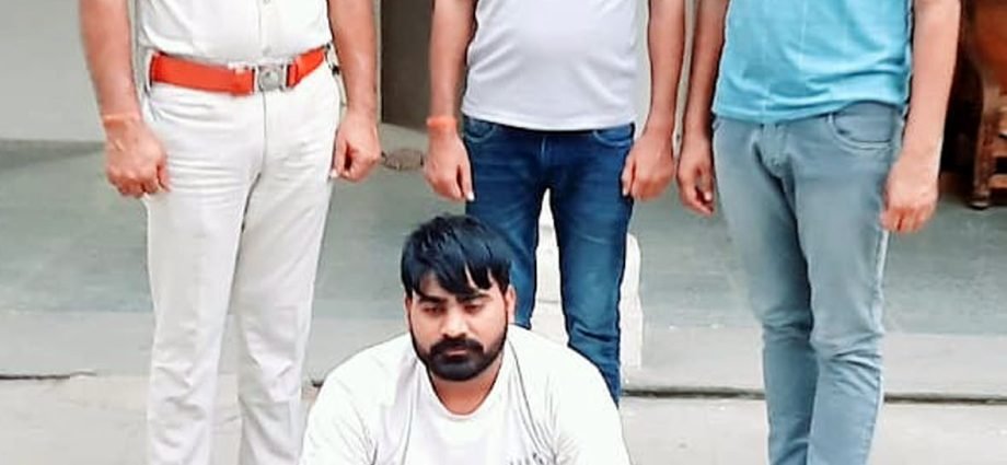 KOTPUTLI-BEHROR: कोटपूतली पुलिस ने धारदार छूरा के साथ दबोचा, आरोपी के विरुद्ध विभिन्न थानों में दर्ज हैं आधा दर्जन से अधिक मुकदमे KOTPUTLI-BEHROR: कोटपूतली पुलिस ने धारदार छूरा के साथ दबोचा, आरोपी के विरुद्ध विभिन्न थानों में दर्ज हैं आधा दर्जन से अधिक मुकदमे