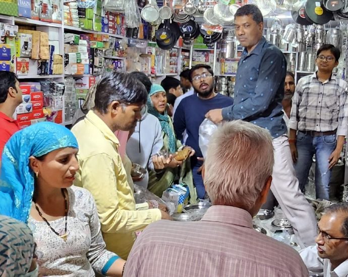 KOTPUTLI-BEHROR: धनतेरस की खरीददारी पर बारिश ने फेरा पानी, बर्तन, आभूषण, कपड़े एवं वाहनों की हुई खरीददारी KOTPUTLI-BEHROR: धनतेरस की खरीददारी पर बारिश ने फेरा पानी, बर्तन, आभूषण, कपड़े एवं वाहनों की हुई खरीददारी