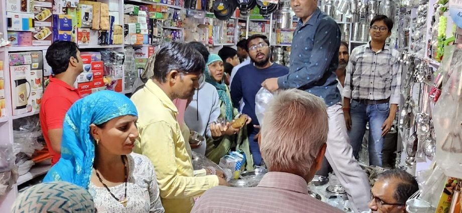 KOTPUTLI-BEHROR: धनतेरस की खरीददारी पर बारिश ने फेरा पानी, बर्तन, आभूषण, कपड़े एवं वाहनों की हुई खरीददारी KOTPUTLI-BEHROR: धनतेरस की खरीददारी पर बारिश ने फेरा पानी, बर्तन, आभूषण, कपड़े एवं वाहनों की हुई खरीददारी