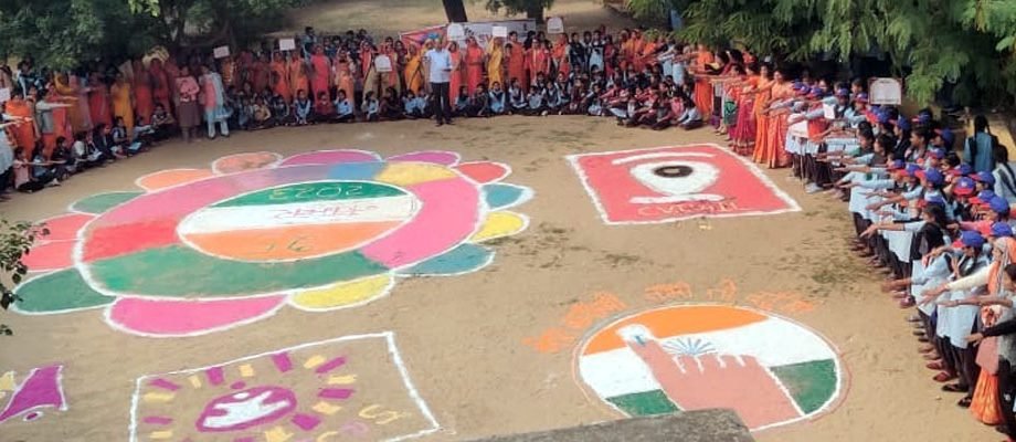 KOTPUTLI-BEHROR: कोटपूतली में डेमोक्रेसी वीक के रुप में सतरंगी सप्ताह का आयोजन, महिलाओं ने बनाई रंगोली KOTPUTLI-BEHROR: कोटपूतली में डेमोक्रेसी वीक के रुप में सतरंगी सप्ताह का आयोजन, महिलाओं ने बनाई रंगोली