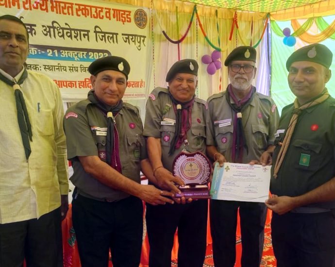 KOTPUTLI-BEHROR: रोवर स्काउट लीडर को सम्मानित किया, जिले में एएलटी की योग्यता हासिल करने वाले मुकेश प्रथम व्यक्ति बने KOTPUTLI-BEHROR: रोवर स्काउट लीडर को सम्मानित किया, जिले में एएलटी की योग्यता हासिल करने वाले मुकेश प्रथम व्यक्ति बने