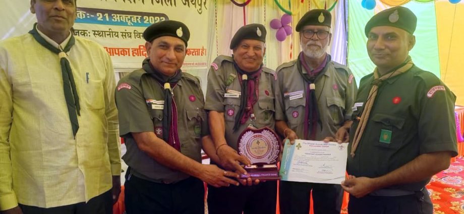 KOTPUTLI-BEHROR: रोवर स्काउट लीडर को सम्मानित किया, जिले में एएलटी की योग्यता हासिल करने वाले मुकेश प्रथम व्यक्ति बने KOTPUTLI-BEHROR: रोवर स्काउट लीडर को सम्मानित किया, जिले में एएलटी की योग्यता हासिल करने वाले मुकेश प्रथम व्यक्ति बने