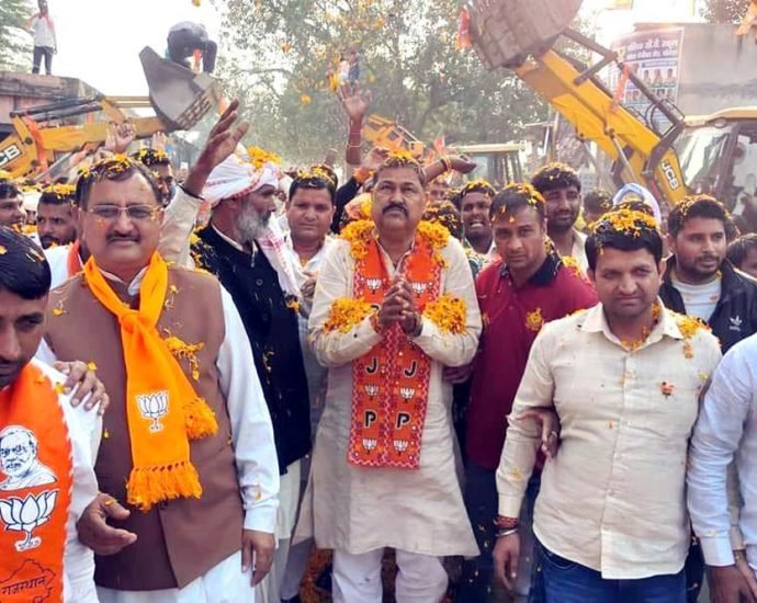KOTPUTLI-BEHROR: कोटपूतली में भाजपा प्रत्याशी हंसराज पटेल का जन आर्शीवाद कार्यक्रम जारी, किया विभिन्न गांवों का दौरा KOTPUTLI-BEHROR: कोटपूतली में भाजपा प्रत्याशी हंसराज पटेल का जन आर्शीवाद कार्यक्रम जारी, किया विभिन्न गांवों का दौरा